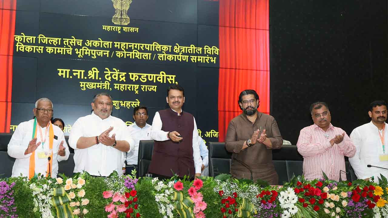 Maharashtra CM Fadnavis Launches Solar Power Projects